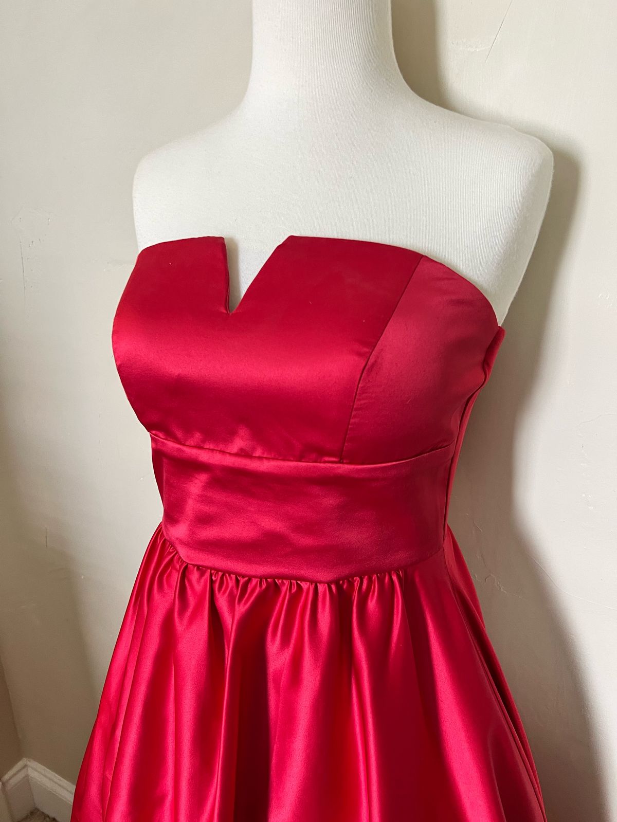 Size M Strapless Red Cocktail Dress on Queenly