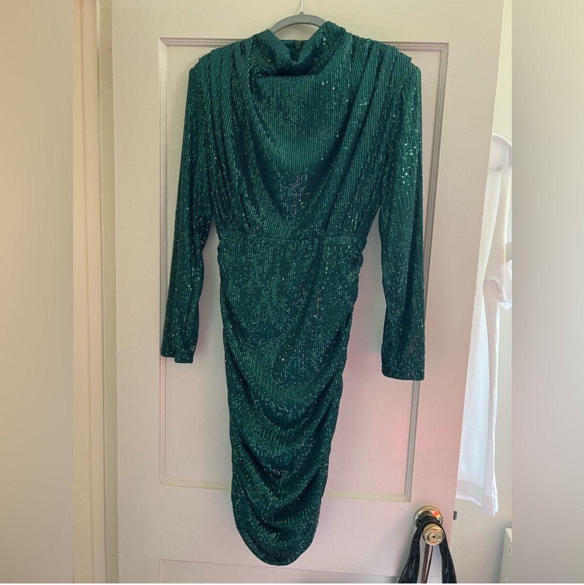 Pretty Little Thing Size 8 Homecoming Long Sleeve Emerald Green Cocktail Dress on Queenly