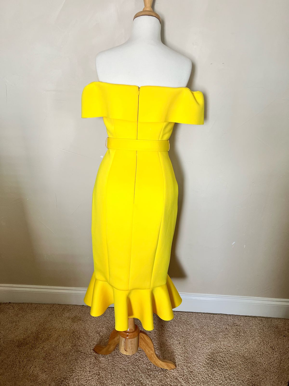 Badgley Mischka Size 2 Homecoming Off The Shoulder Yellow Cocktail Dress on Queenly