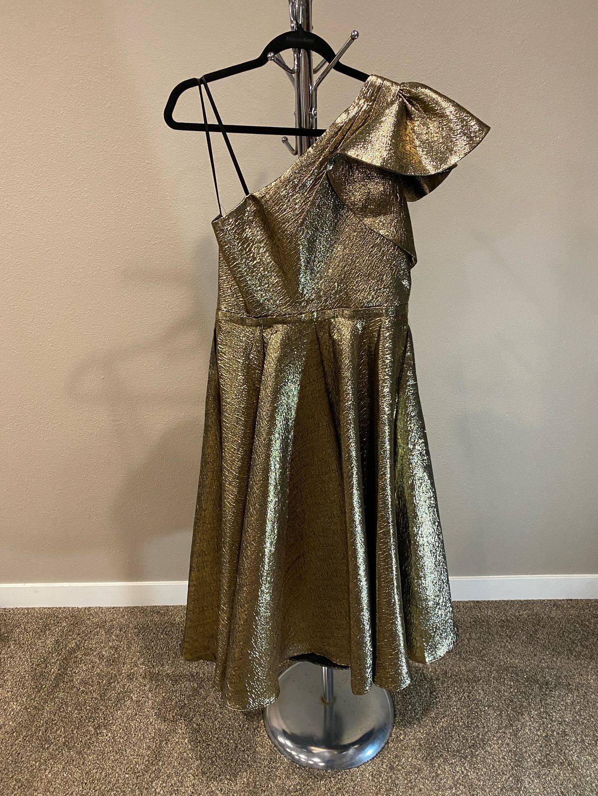 Mac Duggal Size 10 Prom One Shoulder Gold Cocktail Dress on Queenly