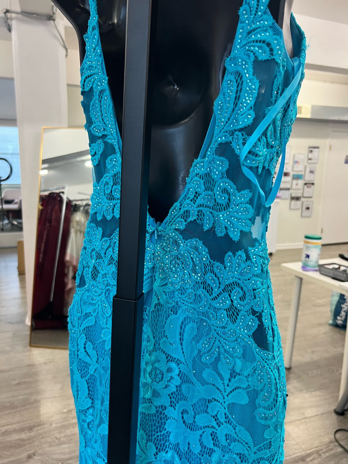 Style 31512 La Femme Size 4 Prom Plunge Blue Mermaid Dress on Queenly