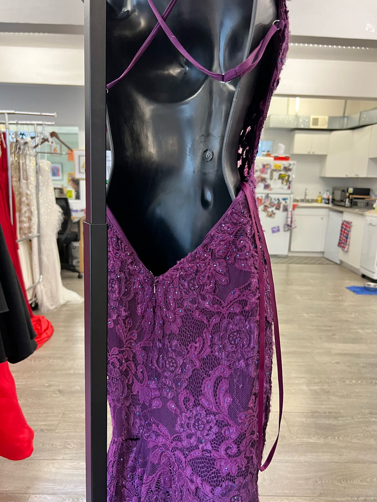 Style 30467 La Femme Size 6 Prom Plunge Purple Mermaid Dress on Queenly