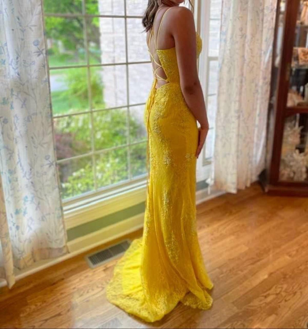 Size 8 Prom Plunge Yellow Mermaid Dress on Queenly