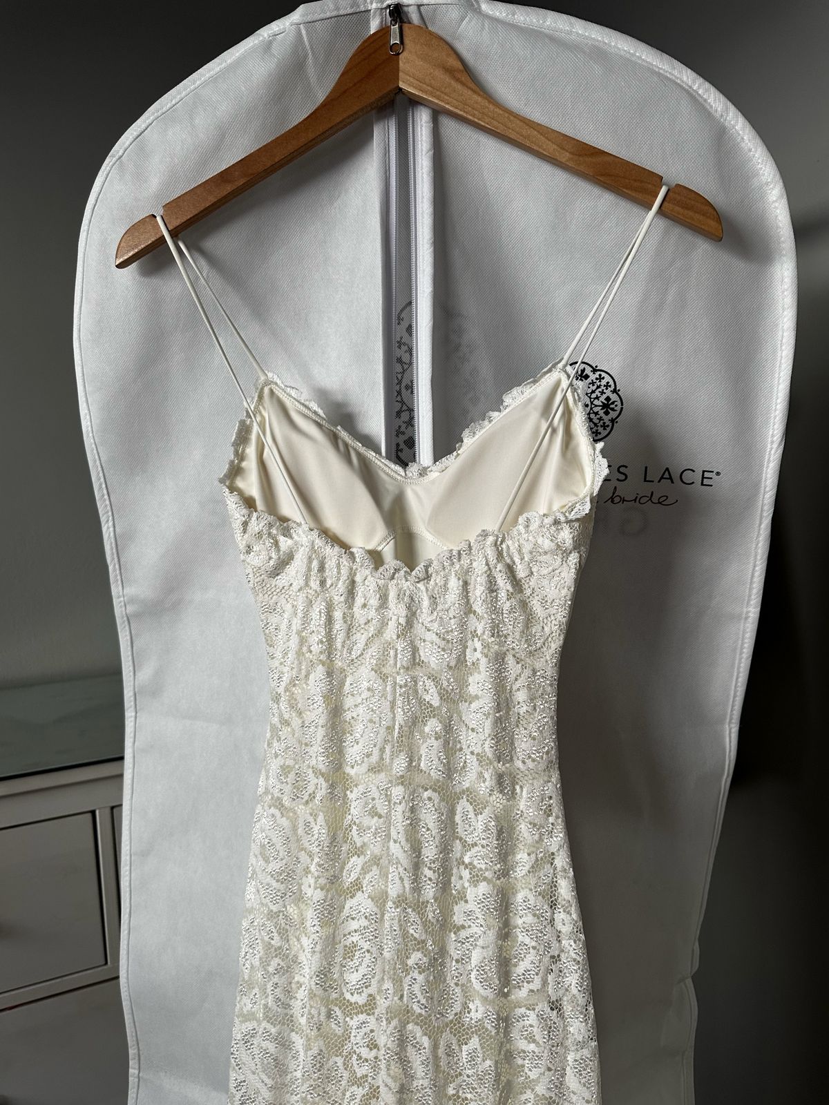 Vera Wang Size 2 Plunge Lace White Mermaid Dress on Queenly