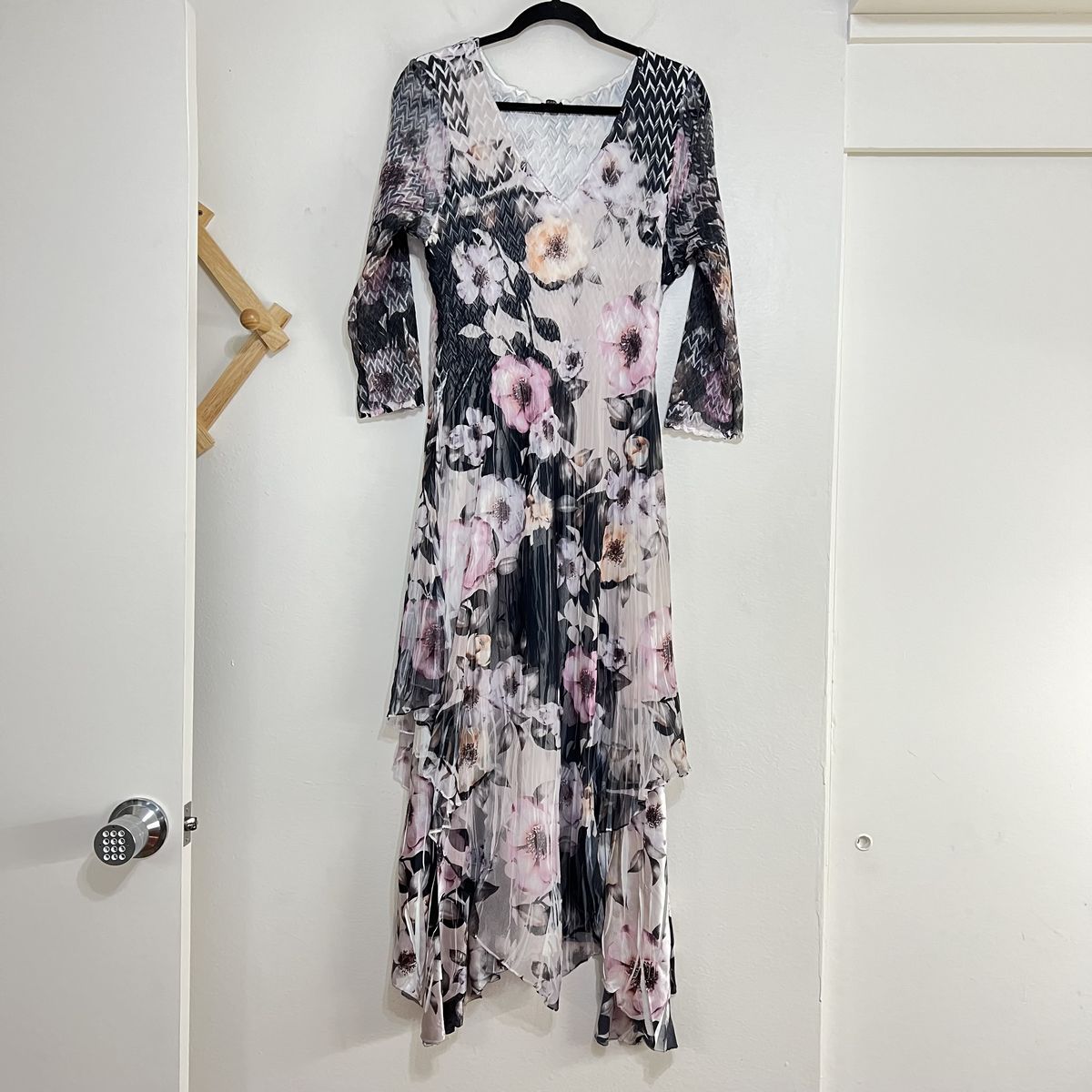 Komarov Size 10 Floral Multicolor Cocktail Dress on Queenly
