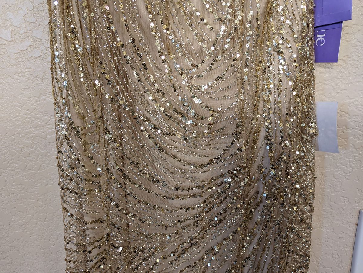 Size 8 Prom Plunge Gold Mermaid Dress on Queenly