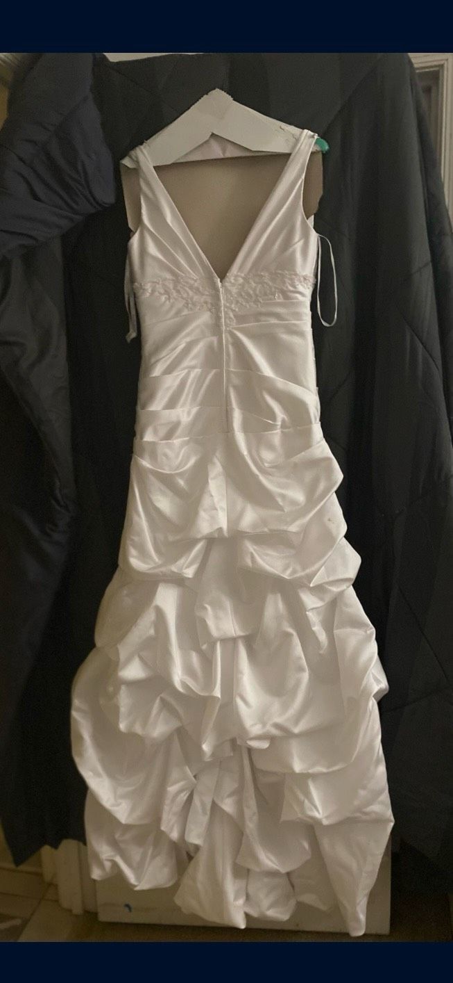 Style WG 3028 David's Bridal Size 10 Wedding Plunge White A-line Dress on Queenly