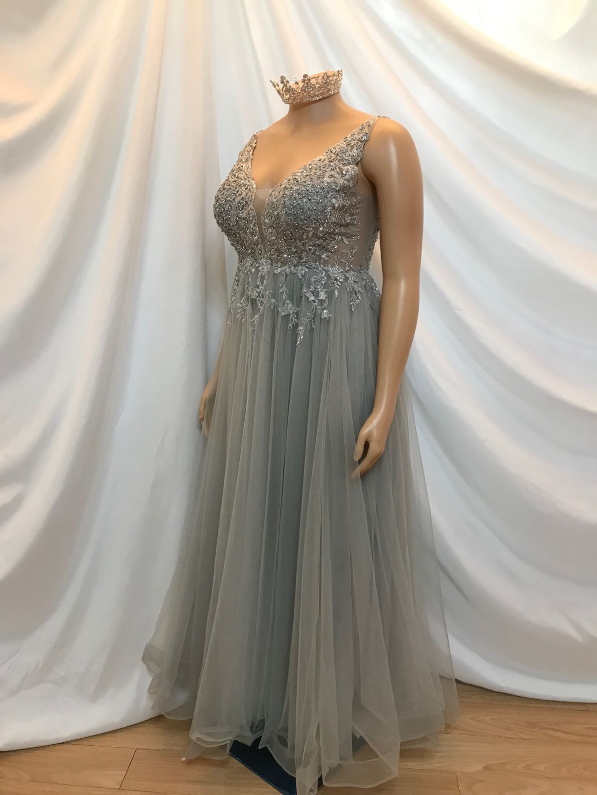 Size 14 Prom Plunge Gray A-line Dress on Queenly