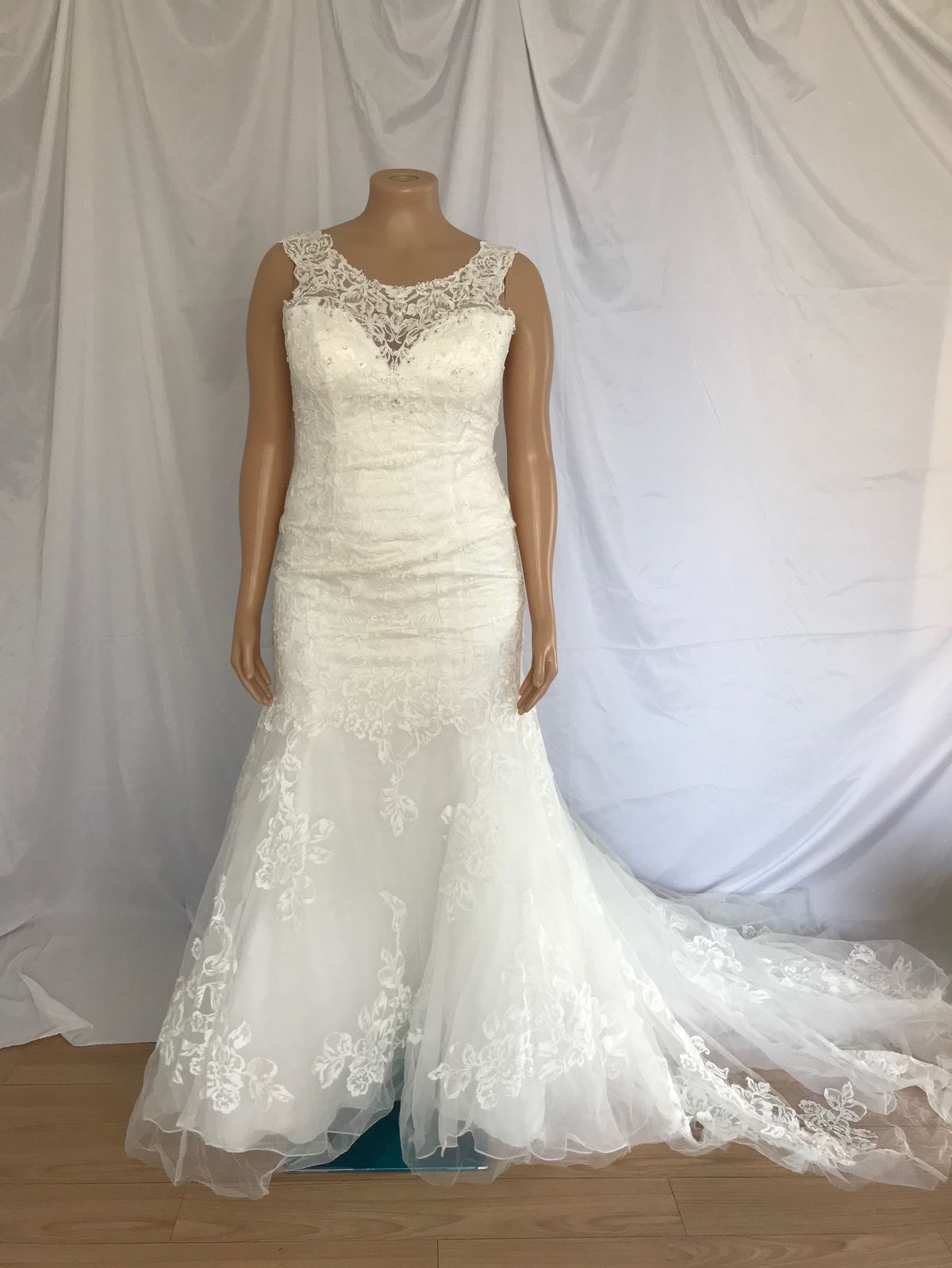 Size 8 Wedding Plunge Lace White Mermaid Dress on Queenly