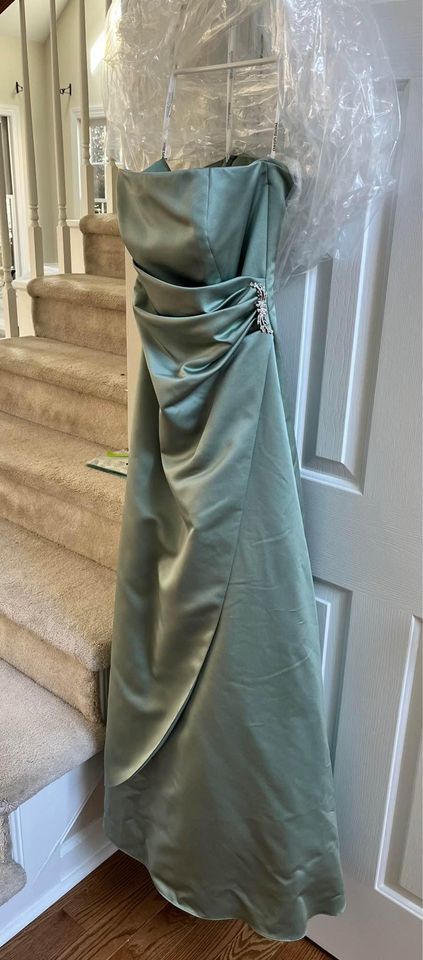 Size 6 Strapless Green A-line Dress on Queenly
