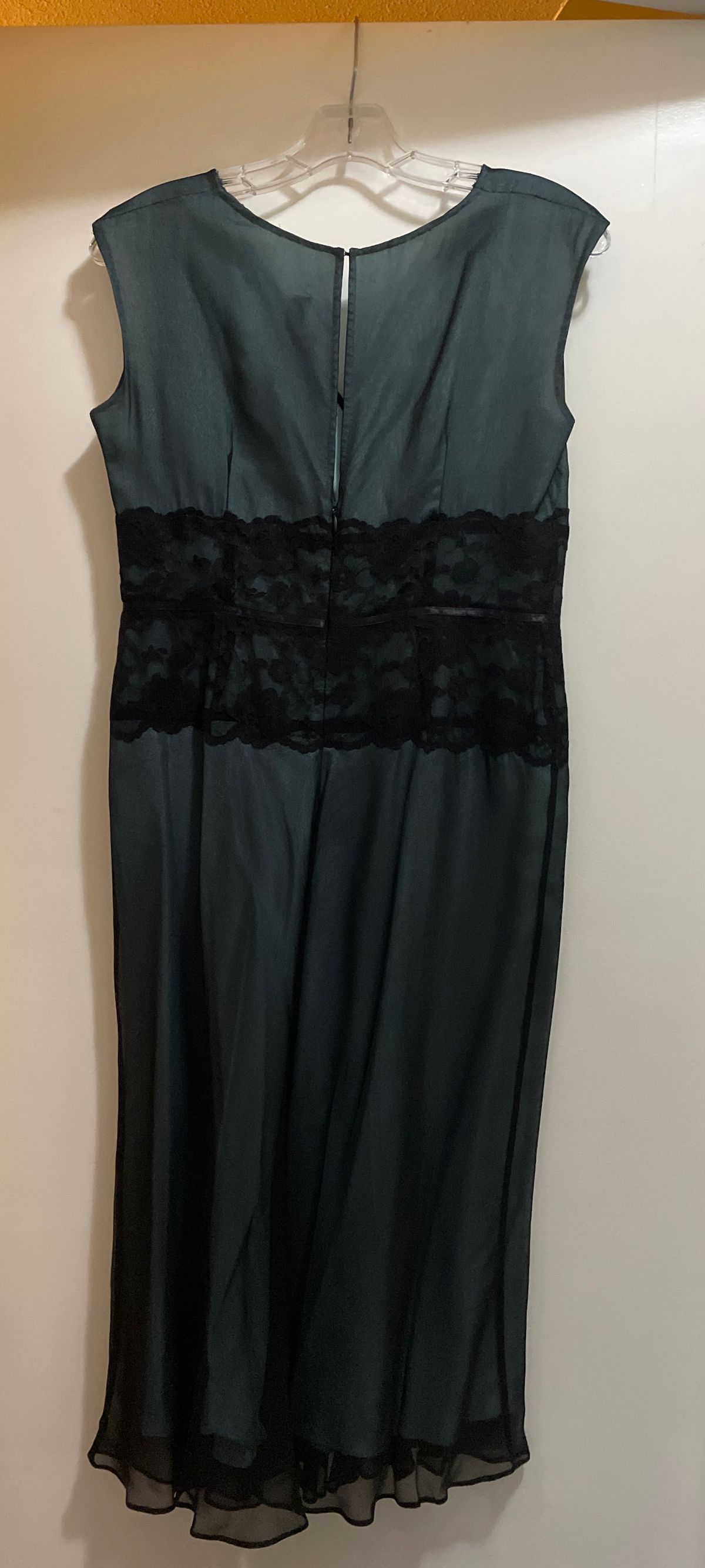 Adrianna Papell Size 10 Prom Plunge Lace Green Cocktail Dress on Queenly