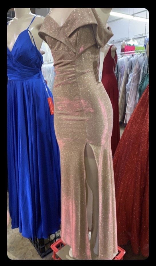 Size XS Prom Off The Shoulder Gold A-line Dress on Queenly