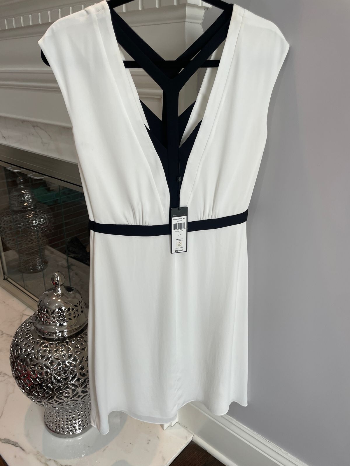 Style 887398302745 Bcbgmaxazria Size 6 Plunge White A-line Dress on Queenly