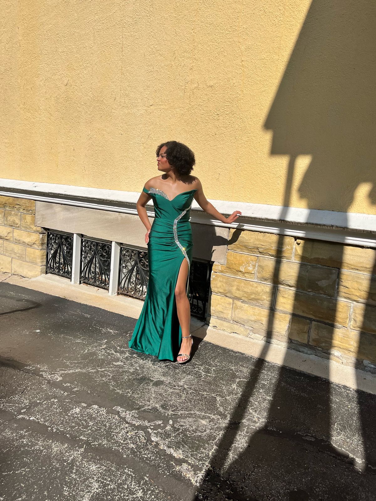Style PS22568 Portia and Scarlett Size 4 Prom Plunge Green Side Slit Dress on Queenly