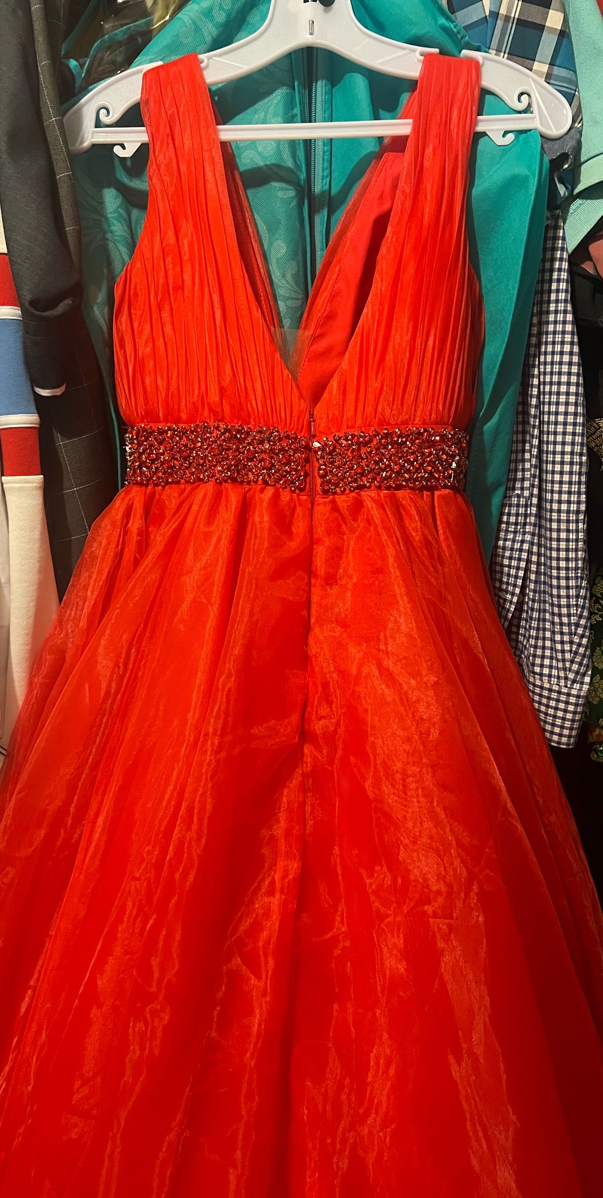 Size 6 Prom Plunge Red Ball Gown on Queenly