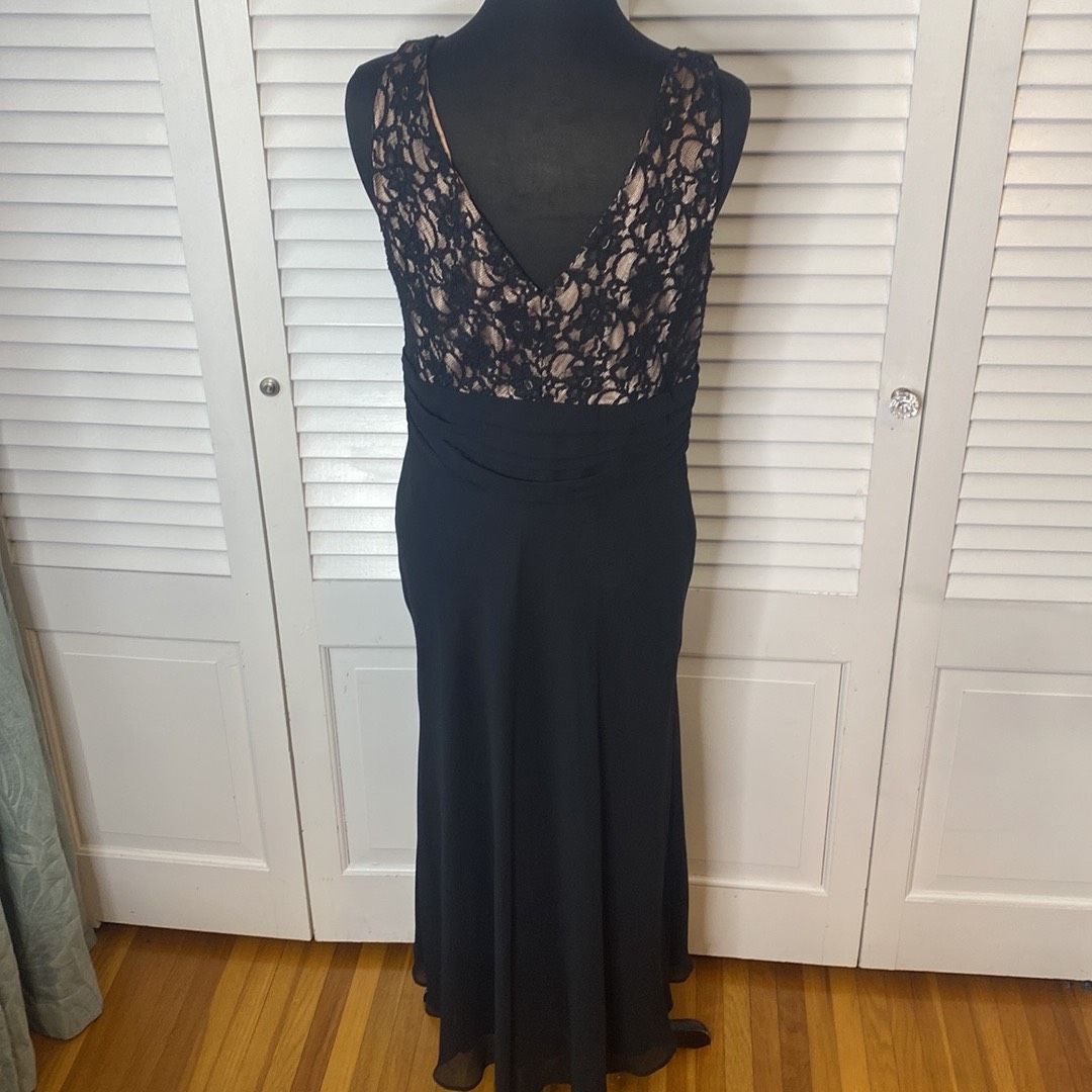 Style 62773 Jessica Howard Size 14 Wedding Guest Plunge Lace Black Cocktail Dress on Queenly