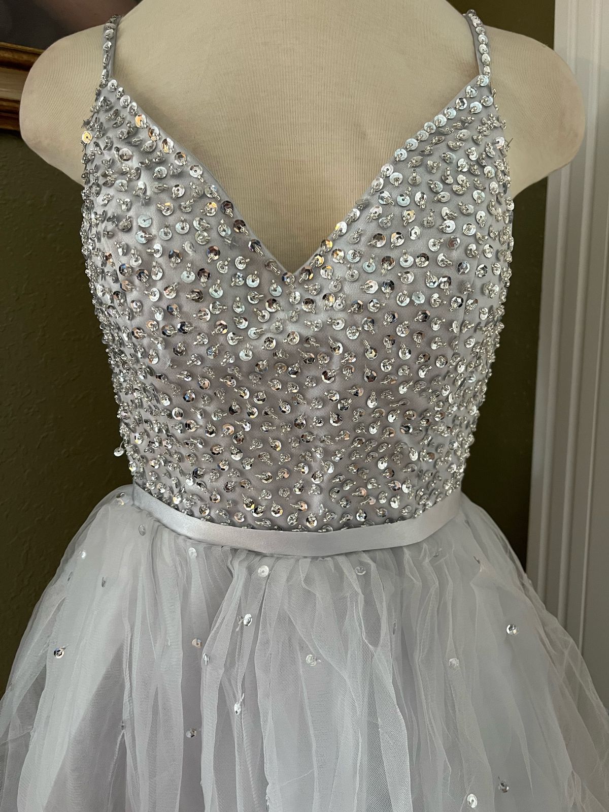 Size 4 Homecoming Plunge Silver Cocktail Dress on Queenly