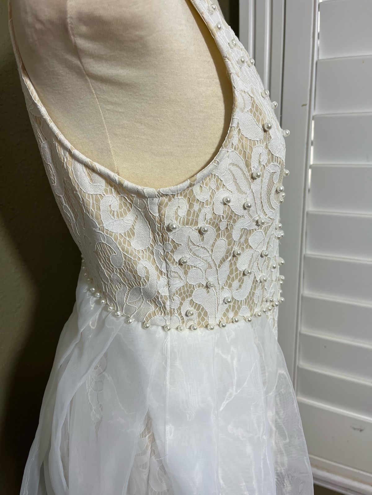 Size M Wedding Plunge Lace White A-line Dress on Queenly