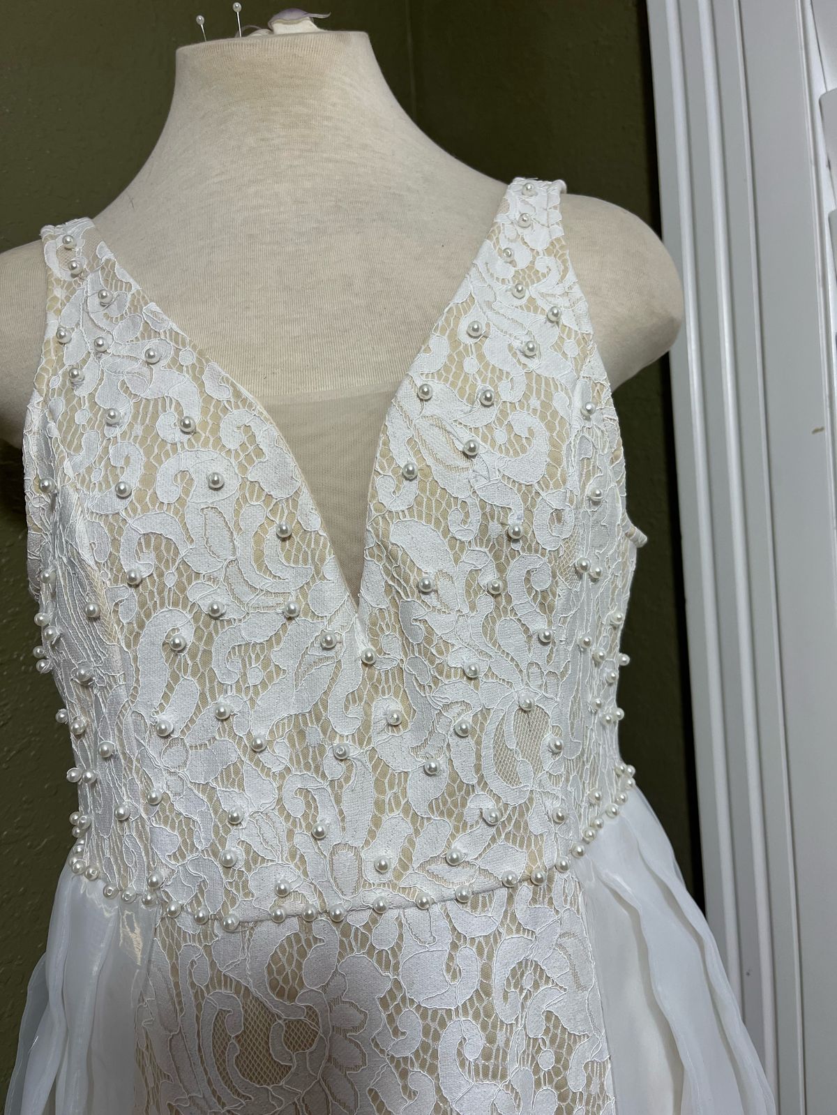 Size M Wedding Plunge Lace White A-line Dress on Queenly