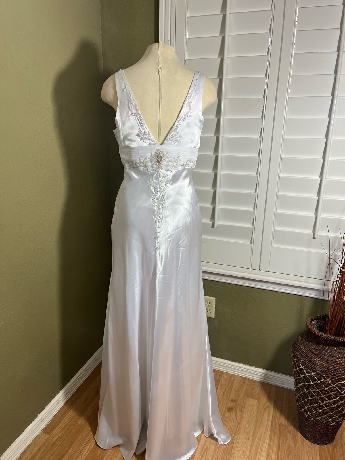 Size XS Wedding Plunge Sequined White A-line Dress on Queenly