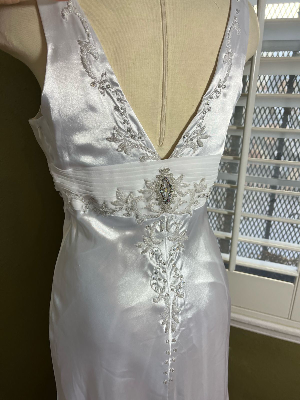 Size XS Wedding Plunge Sequined White A-line Dress on Queenly