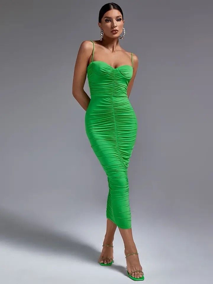 Size 6 Plunge Green Cocktail Dress on Queenly