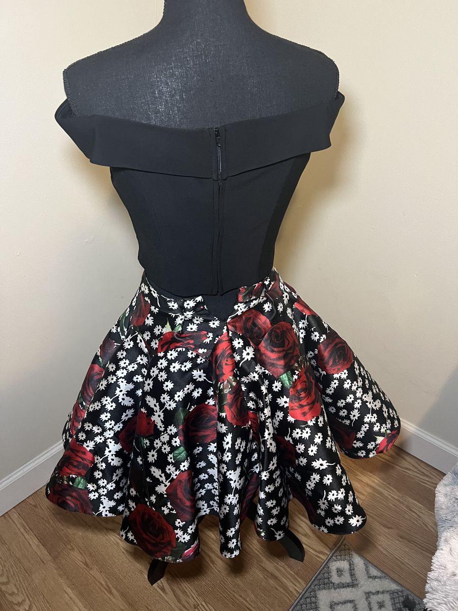 Size 2 Homecoming Off The Shoulder Black Cocktail Dress on Queenly