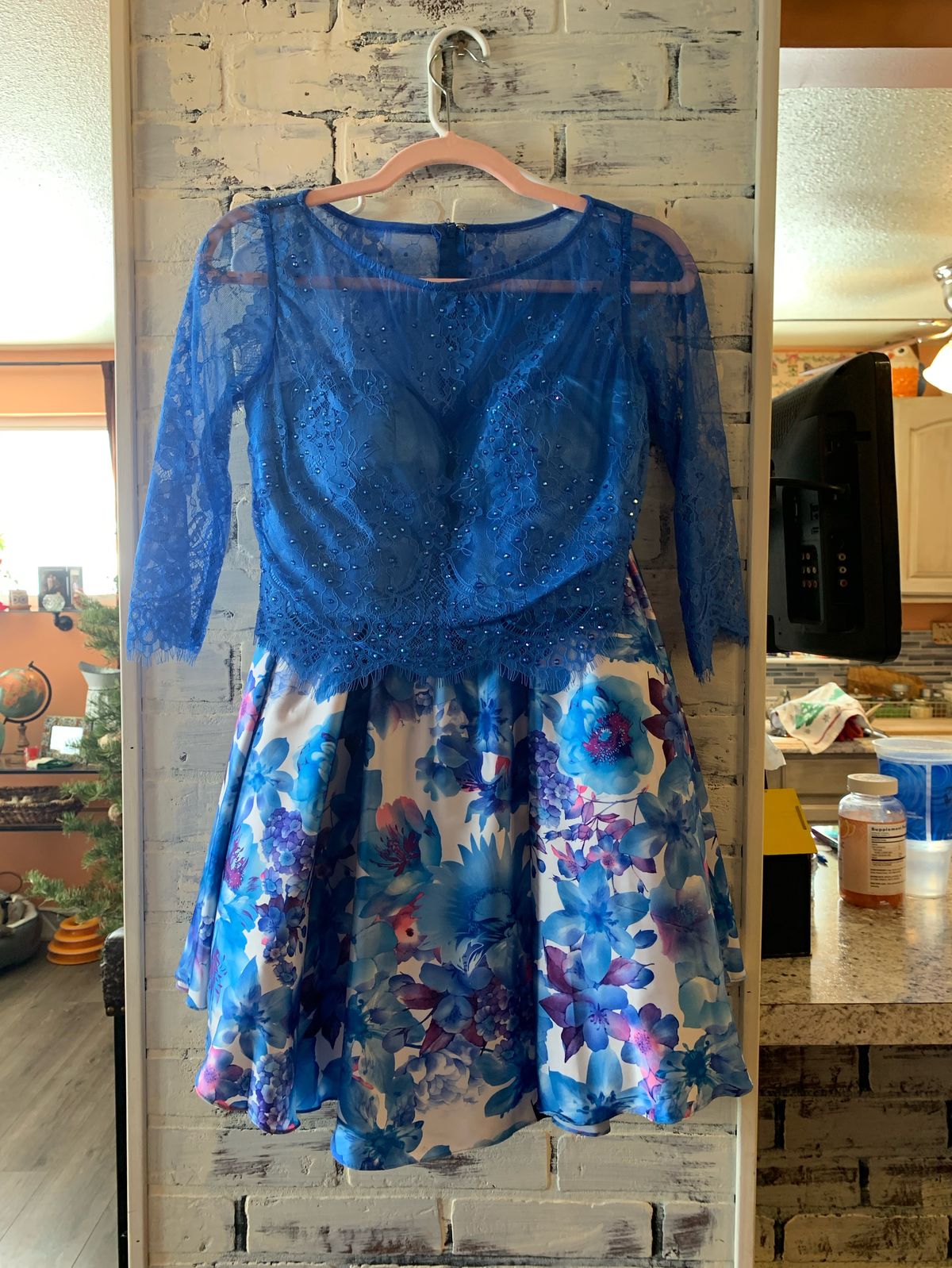 Size 4 Homecoming Long Sleeve Floral Blue Cocktail Dress on Queenly