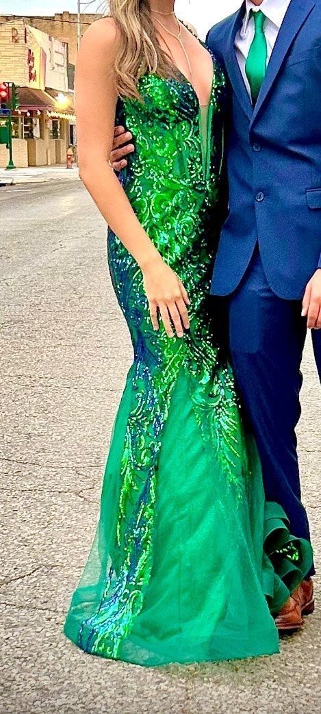 Size M Prom Plunge Emerald Green Mermaid Dress on Queenly