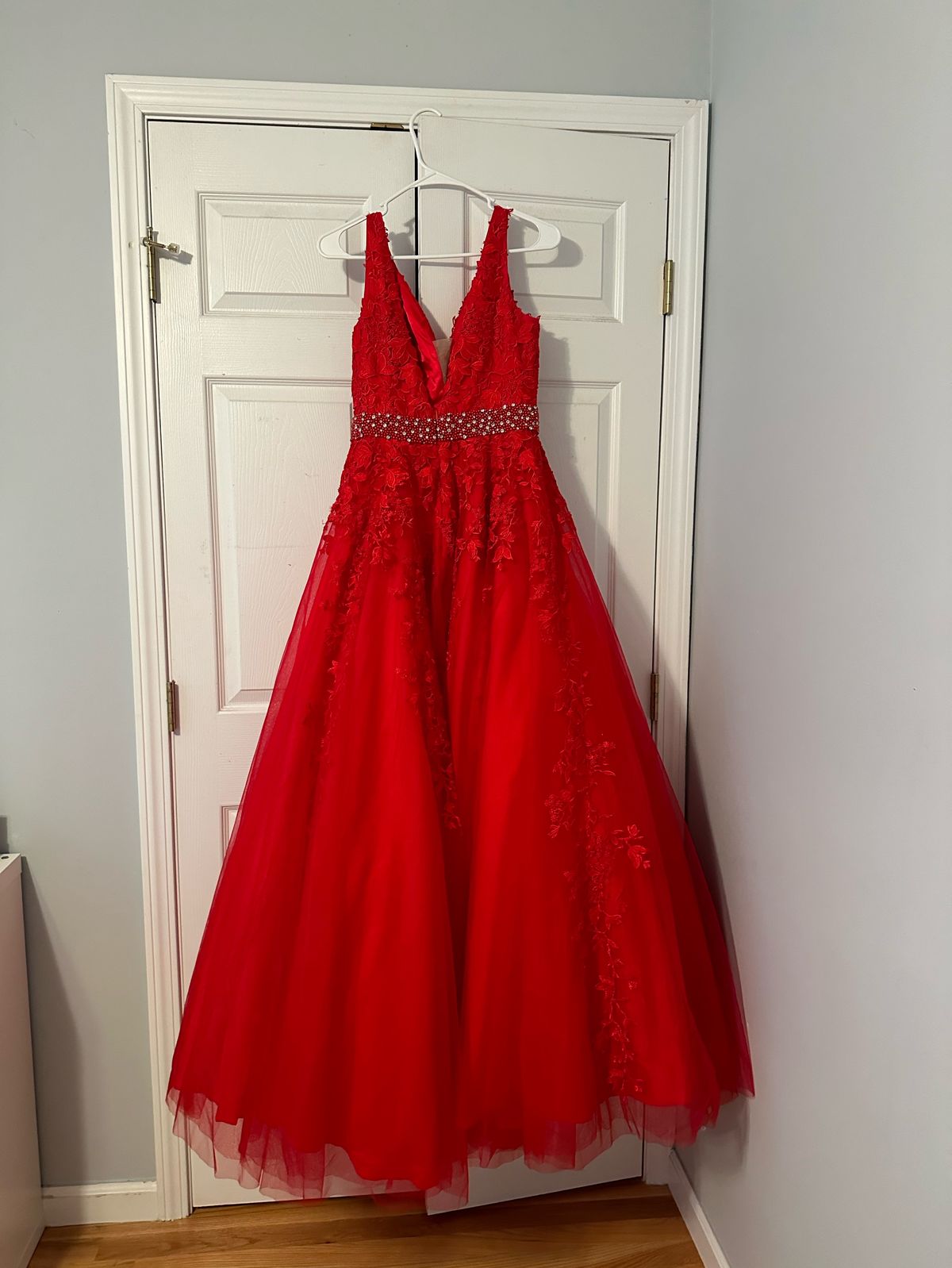 Style na Jovani Size 8 Prom Plunge Red Ball Gown on Queenly