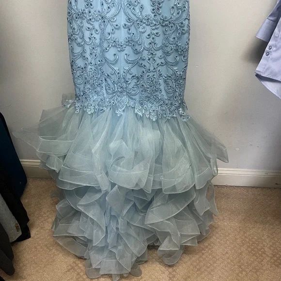 Camille La Vie Size 2 Prom Plunge Light Blue Mermaid Dress on Queenly