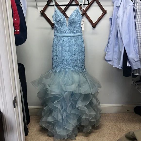 Camille La Vie Size 2 Prom Plunge Light Blue Mermaid Dress on Queenly