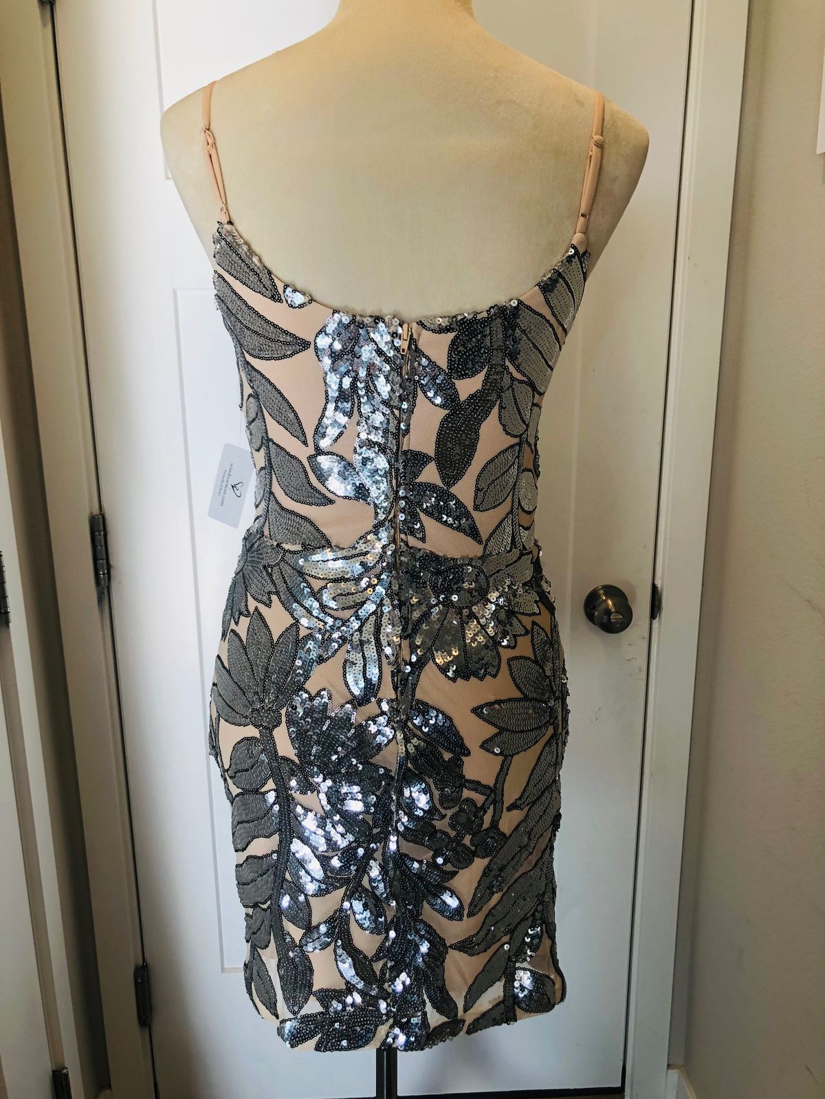 Windsor Size M Prom Silver Cocktail Dress on Queenly