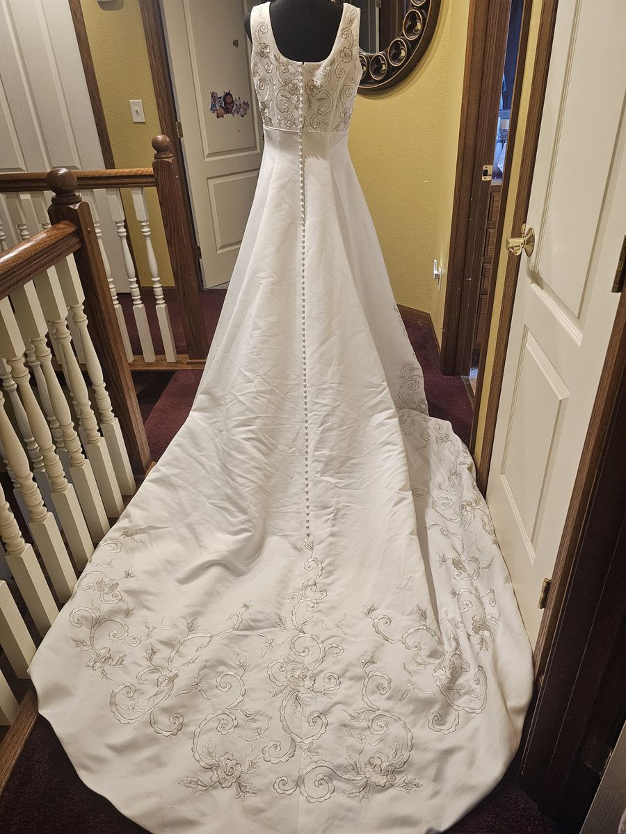Plus Size 16 White Ball Gown on Queenly