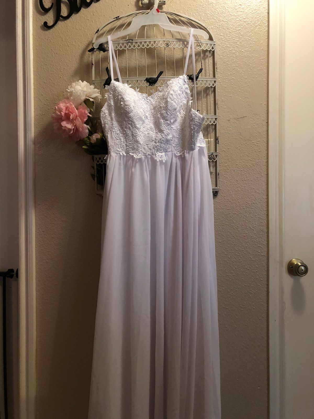 Size 6 Wedding Plunge Lace White A-line Dress on Queenly