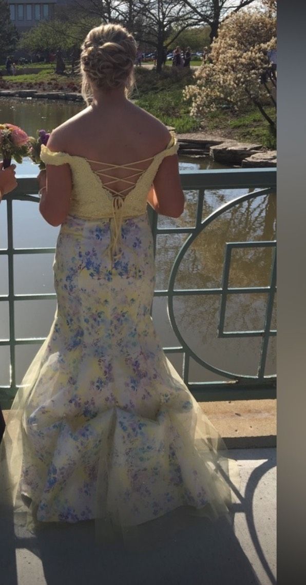 elle wilde Size 8 Prom Off The Shoulder Yellow Mermaid Dress on Queenly