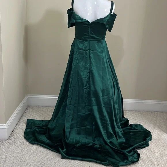 Lulus Size 6 Prom Off The Shoulder Emerald Green A-line Dress on Queenly