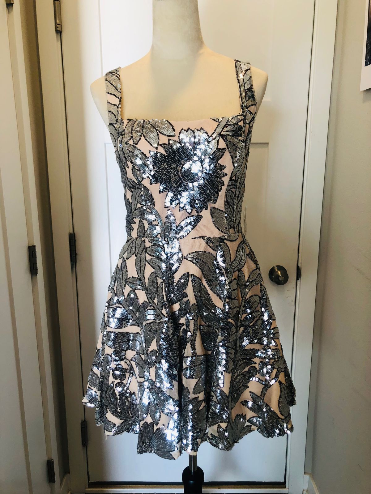 Windsor Size M Prom Silver Cocktail Dress on Queenly