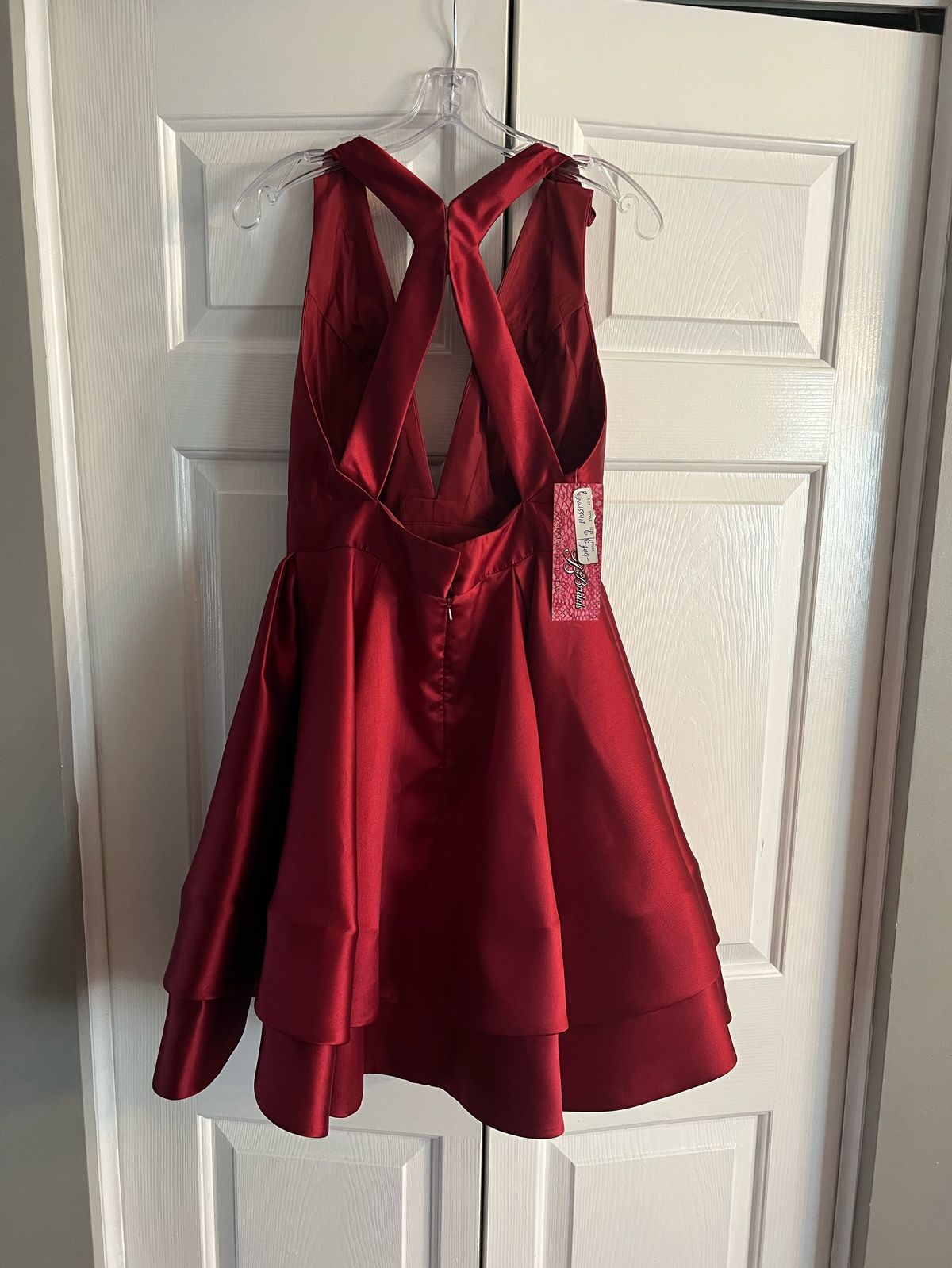 Size 6 Prom Plunge Red Cocktail Dress on Queenly