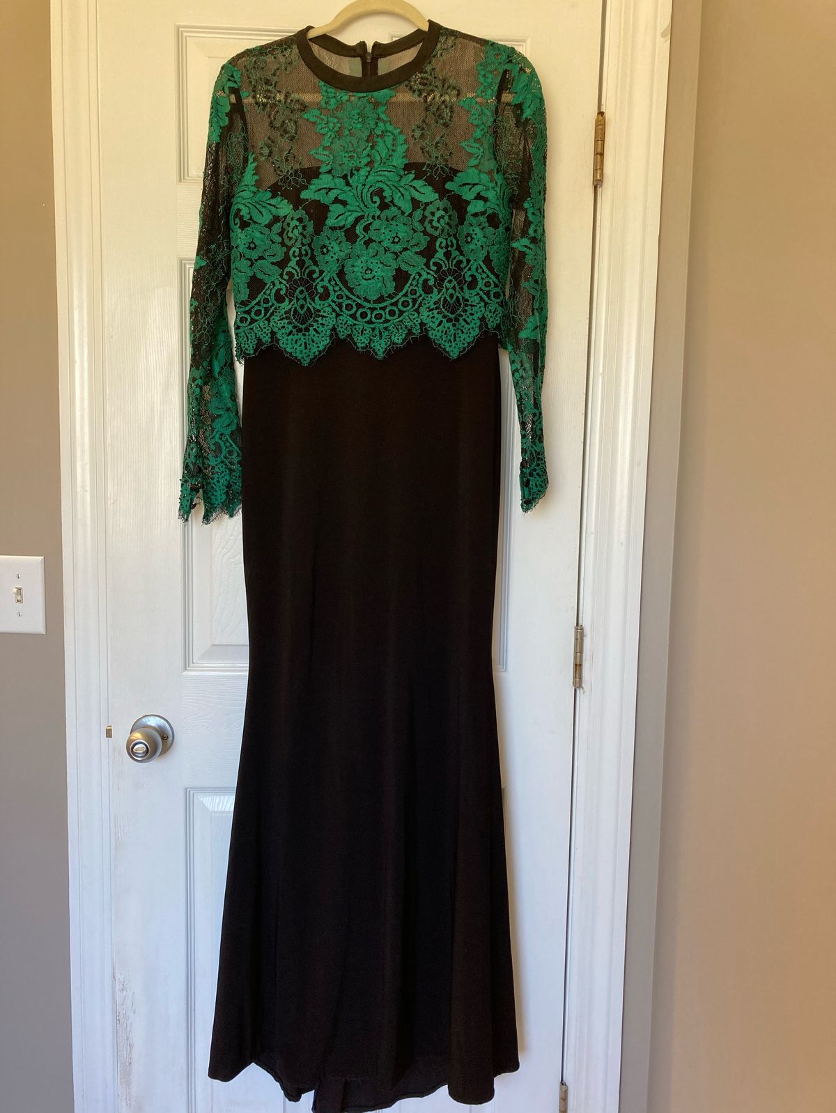 Size 8 Long Sleeve Green A-line Dress on Queenly