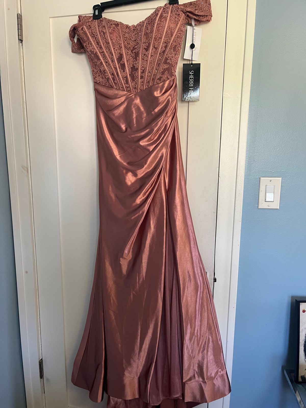 Style 55169 Sherri Hill Size 8 Prom Plunge Rose Gold Side Slit Dress on Queenly