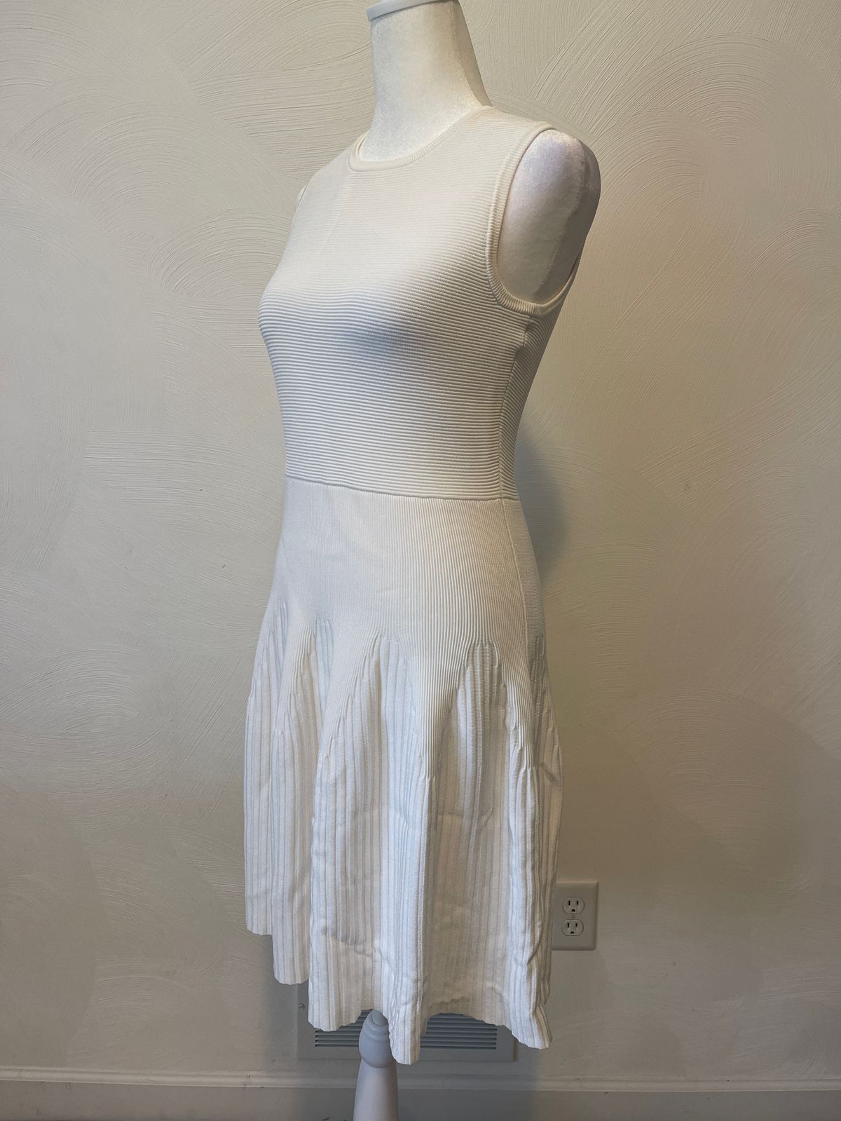 Size S White Cocktail Dress on Queenly
