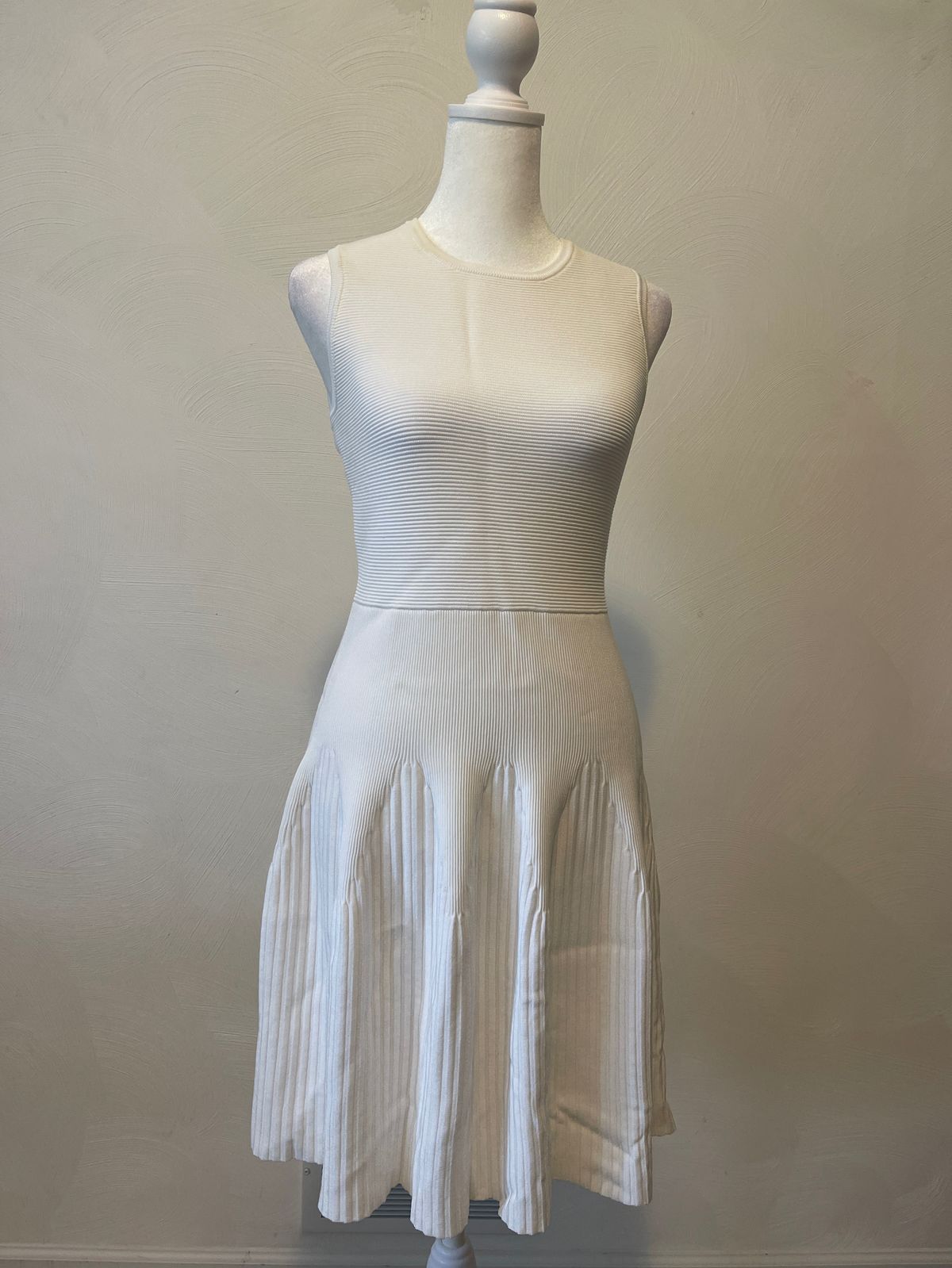 Size S White Cocktail Dress on Queenly