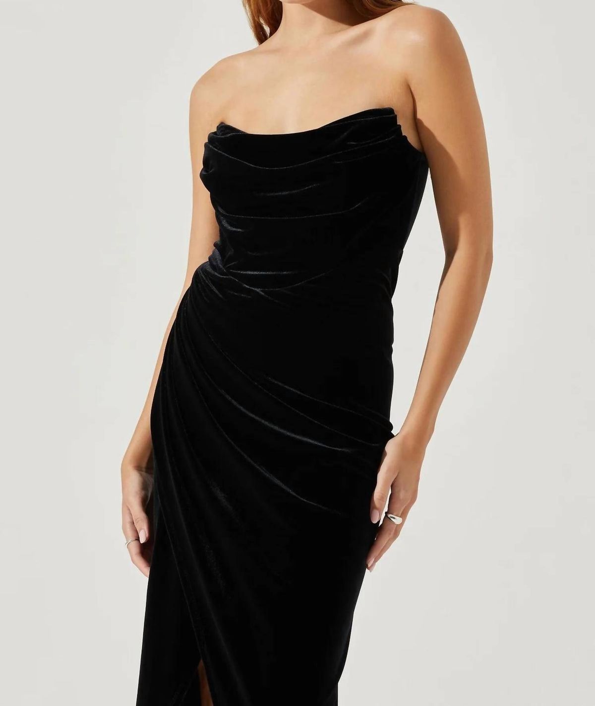 Style 1-2211303577-3011 ASTR Size M Strapless Velvet Black Cocktail Dress on Queenly
