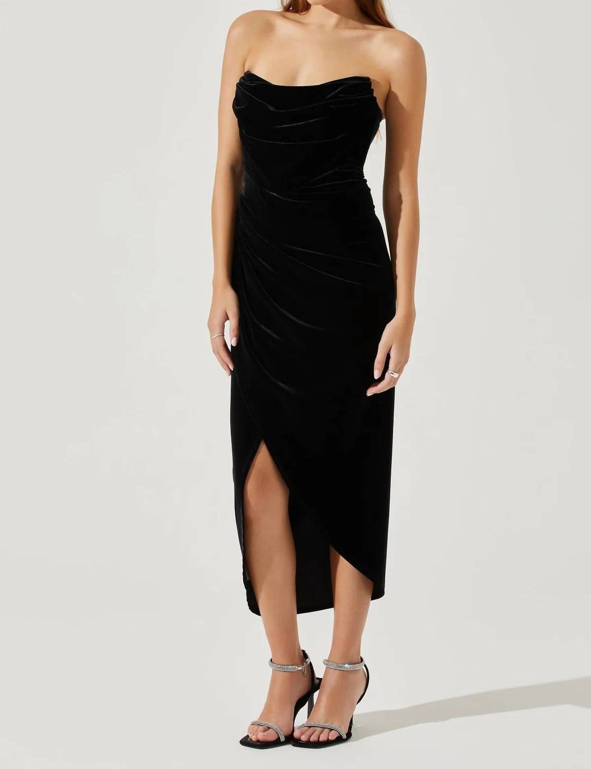 Style 1-2211303577-3011 ASTR Size M Strapless Velvet Black Cocktail Dress on Queenly