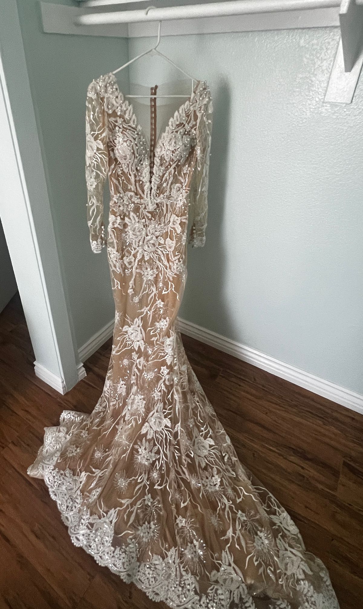 Style ARUNA Vlora Kaltrina Size M Wedding Plunge Lace White Mermaid Dress on Queenly