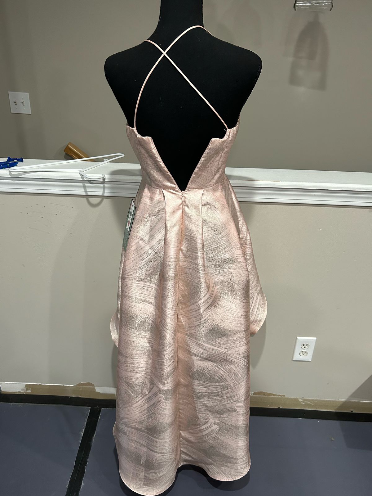 Size 0 Prom Plunge Rose Gold Cocktail Dress on Queenly