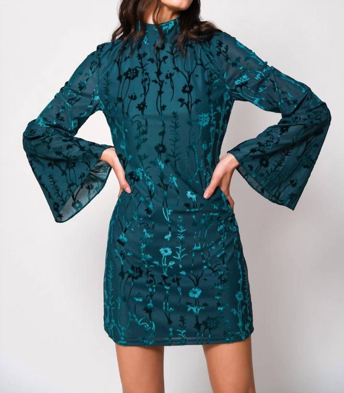Style 1-2940371349-70 hutch Size XS Velvet Emerald Green Cocktail Dress on Queenly