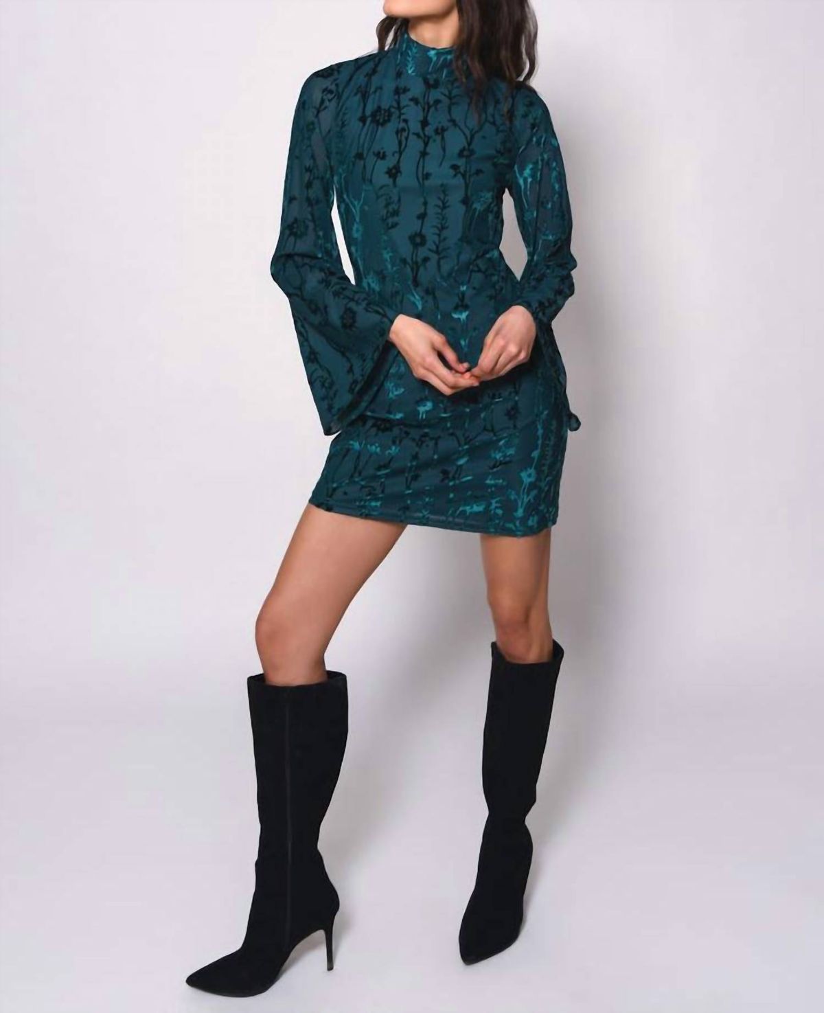 Style 1-2940371349-70 hutch Size XS Velvet Emerald Green Cocktail Dress on Queenly