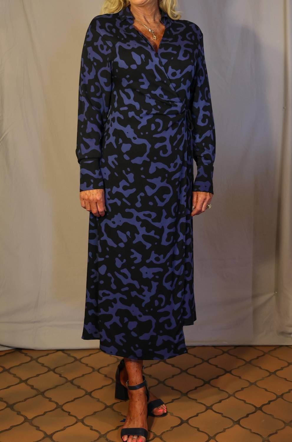 Style 1-3944367013-74 WILD PONY Size S Long Sleeve Floral Navy Blue Cocktail Dress on Queenly
